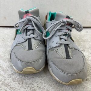 Nike Gray Kids athletic Shoes 704949-034 size 2Y